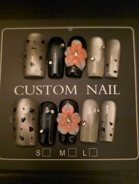 Source Unknown Black, Silver & Peach Floral Press-On Nail Set